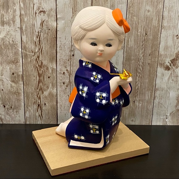Hakata Geisha Doll Kneeling with Origami Figurine - Picture 2 of 13